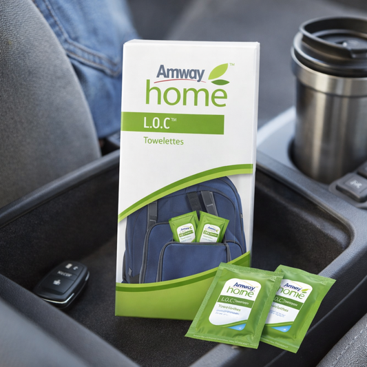 Mini serviettes nettoyantes L.O.C™ imprégnées du nettoyant multi-usages. Format voyage pratique, nettoie efficacement surfaces et tissus, sèche rapidement et laisse une odeur fraîche.